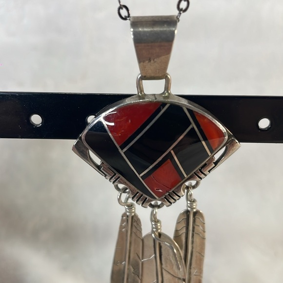 Navajo red coral and onyx pendant. Signed: Gilbert Nelson. 3 1/3” long. - Picture 2 of 5